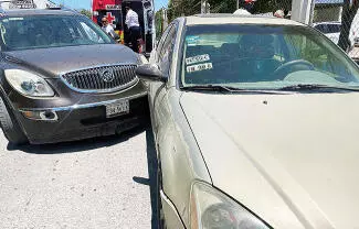 La camioneta se le apagó la marcha, lo que hizo el volante duro y la conductora no pudo maniobrar para evitar el impacto