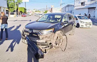 El accidente arrojó como saldo cuantiosos daños materiales y la movilización de elementos de Control de Accidentes
