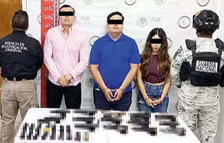 Un fuerte operativo interinstitucional en la carretera Federal 57, resultó en la captura de tres sujetos que transportaban un arsenal de 22 armas.