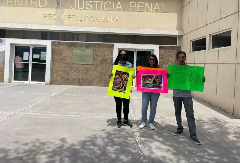 Ciudadanos y rescatistas se concentraron frente al Centro de Justicia Penal para demandar que el caso no quede impune.