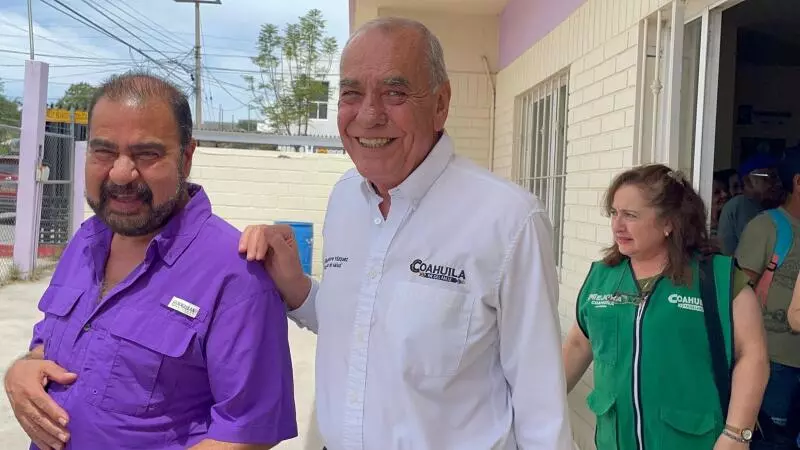Durante su visita a Monclova, el funcionario detalló que los casos confirmados se distribuyen en los municipios de Saltillo con cinco casos, Arteaga con cuatro, Castaños con dos y General Cepeda con uno.
