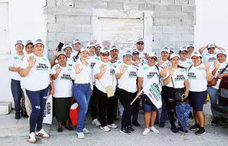Dialoga con las personas y presenta sus propuestas de solución a la problemática social