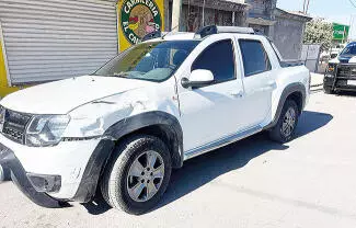 Los conductores de una camioneta y una motocicleta protagonizaron un fuerte accidente en calles del Sector Oriente.