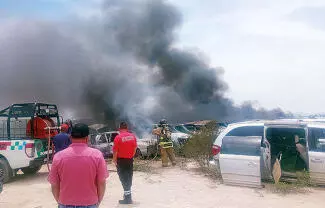 Un fuerte incendio consumió varios vehículos del yonke “Los Alfaro”, ubicado en la colonia Jardines de Mendoza.