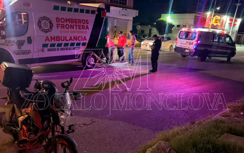 Paramédicos del Grupo de Rescate y Urgencias Médicas (GRUM) y del cuerpo de Bomberos acudieron al lugar para brindar auxilio a los involucrados.