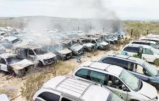 Tras el incendio registrado, el titular de Protección Civil de Frontera informó que al menos 12 vehículos chatarra fueron consumidos por el fuego.