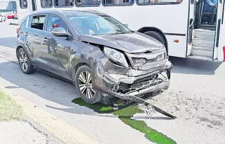 Un aparatoso choque entre tres vehículos, dejó como saldo cuantiosos daños materiales y dos personas lesionadas.