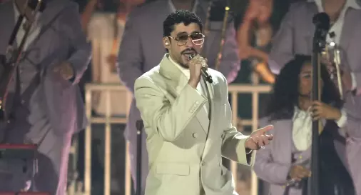 El cantante llegó a la tienda de moda española para revelar su nueva colaboración, Benito Antonio.