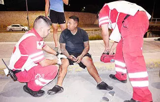 Camioneta derribó al hombre, que fue atendido por paramédicos de la Cruz Roja