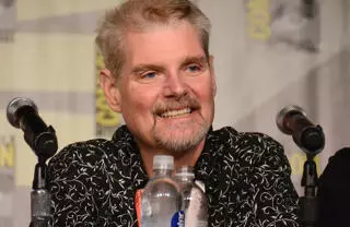 Tom Kane, actor de doblaje conocido por interpretar a Yoda en Star Wars y al Profesor Utonium en Las Chicas Superpoderosas