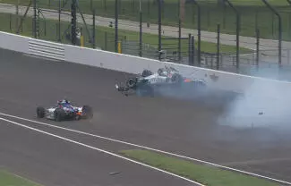 El mexicano quedó involucrado en un fuerte accidente iniciado por Alexander Rossi durante la práctica del lunes en Indianápolis.