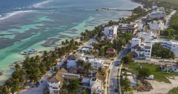 Su ubicación frente al Arrecife Mesoamericano lo convierte también en un punto importante para el buceo y el ecoturismo.