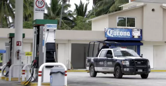 En el video difundido en redes sociales como en la cuenta de X de Raúl Gutiérrez, se observa cómo el sujeto se acerca por el exterior de la camioneta