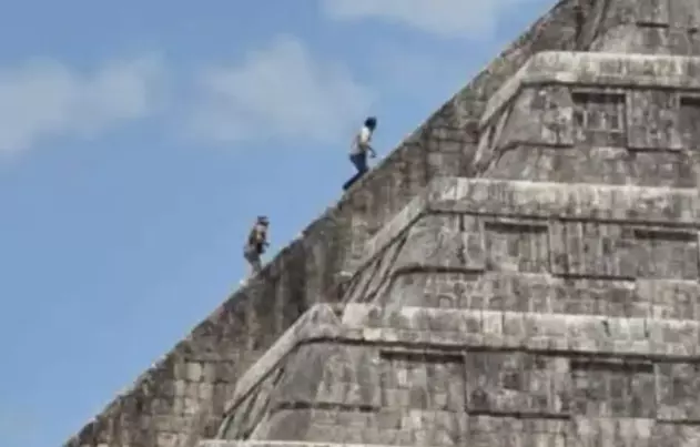 Turistas fueron detenidos tras escalar la Pirámide de Kukulkán en medio de protestas en Chichén Itzá. La zona permanece cerrada por mantenimiento.