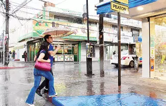 La lluvia que refrescó Monclova, sorprendió a los transeúntes en la Zona Centro