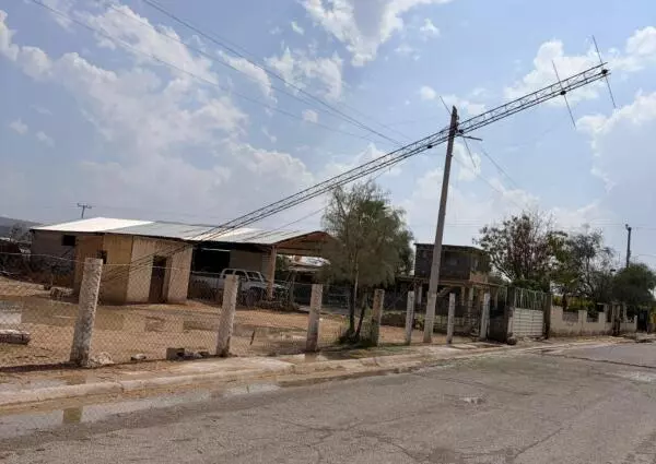 Entre las incidencias atendidas se reportó un transformador que sufrió un corto circuito, además de cables de comunicación derribados y árboles caídos en distintos puntos del municipio.
