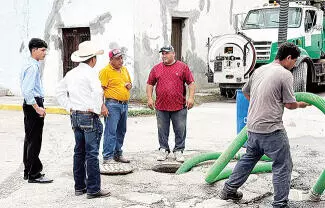 Con el compromiso de mejorar los servicios básicos para las familias, el alcalde Fernando Juárez, supervisó los trabajos de desazolve realizados