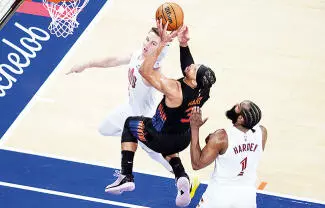 Josh Hart anotó 26 puntos, la mayor cifra de su carrera en playoffs, y los Knicks tienen medio camino recorrido para lo que sería su primera comparecencia en las Finales de la NBA desde 1999. 