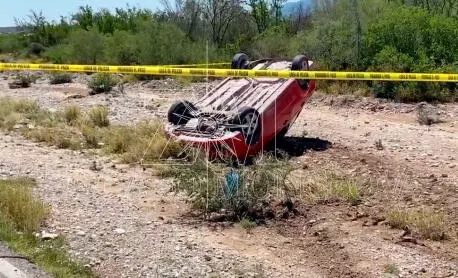 El automóvil terminó fuera de la carpeta asfáltica, completamente destrozado.