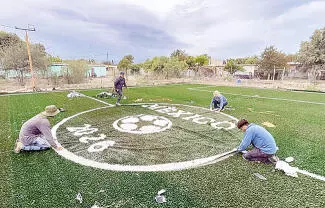 Autoridades municipales de Múzquiz realizaron un recorrido de supervisión a los trabajos de construcción de la nueva cancha en el ejido La Cuchilla