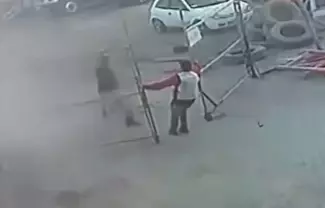 La peculiar maniobra que salvo al trabajador ha generado diferentes reacciones en redes sociales, pero sobre todo admiración por su valentía en ayud