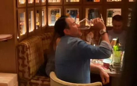  En una imagen se ve al senador tomando un vino, que según afirman es de la casa: Vega Sicilia 