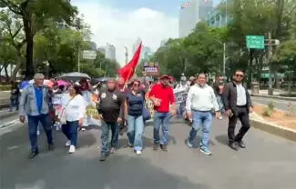 Maestros de la CNTE marchan sobre Paseo de la Reforma rumbo al Zócalo, en demanda de la abrogación de la Ley del ISSSTE y aumento salarial