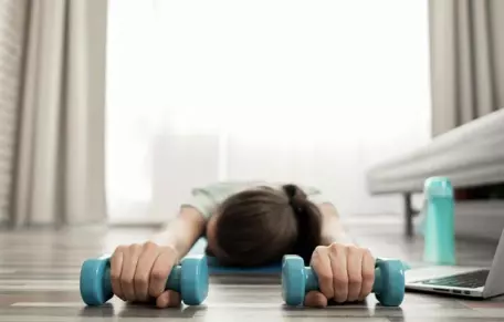 Mantener la constancia al entrenar es un reto al que más de una persona se ha enfrentado, pero existe un truco mental puede ayudar a salvar tu rutina