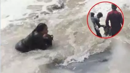 Una madre se metió al mar para rescatar a su hija