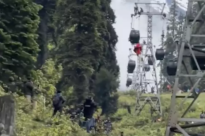 Un desperfecto técnico en el teleférico de Gulmarg en Jammu y Cachemira dejó a turistas varados a 150 metros de altura. Equipos de rescate actuaron con rapidez. 