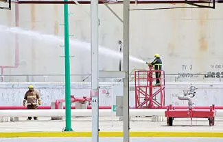 Personal de seguridad de Petróleos Mexicanos realizó ayer un simulacro de un incendio en un tanque de almacenamiento de gasolina.