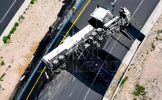 El incidente provocó el cierre de ambos carriles de la vialidad, mientras el vehículo derramaba diésel sobre el pavimento, lo que representa un riesgo tanto para los conductores como para el entorno.