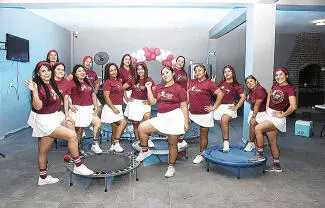 Con una gran fiesta calórica, la instructora Edyth Reyes celebró su 25 aniversario y cuarto año de historias en Jumping Figure Fitness de Saary Reyes