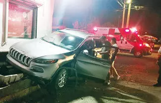 Un aparatoso accidente automovilístico registrado la noche del martes en la colonia Emiliano Zapata, dejó como saldo dos personas lesionadas.