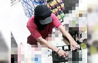 Un sujeto armado con un cuchillo, asaltó con lujo de violencia una tienda de conveniencia ubicada en la colonia Buenos Aires.
