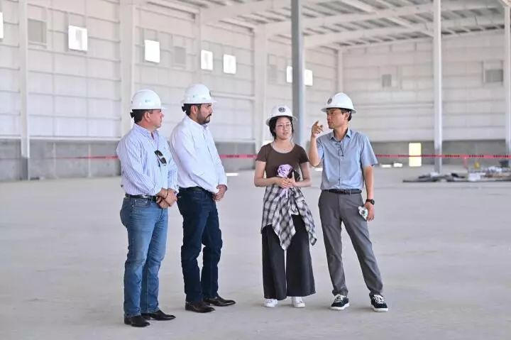 El edil detalló que la empresa ADIENT, ya establecida en Monclova, pasó de generar 1,700 empleos a superar los 2,500, con proyección de alcanzar ce
