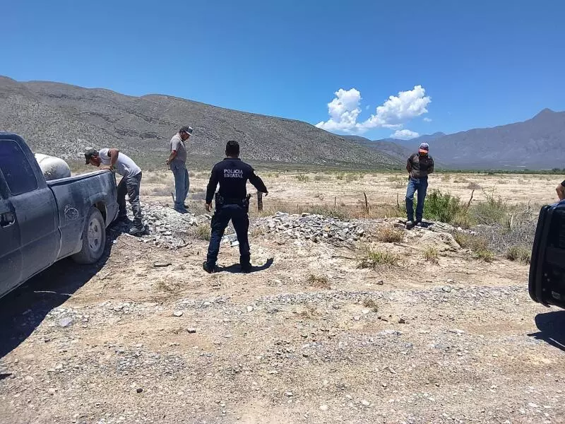 Los tres individuos fueron sorprendidos tirando escombro en un área no autorizada, por lo que los elementos policiacos procedieron con su aseguramiento.