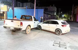 Por no respetar la luz roja del semáforo, un conductor provocó un accidente vial en la intersección de las calles Ildefonso Fuentes e Hidalgo.