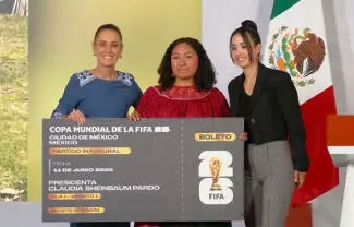 La titular del Poder Ejecutivo entregó cuatro boletos para que la misma cantidad de mujeres vayan a partidos del mundial