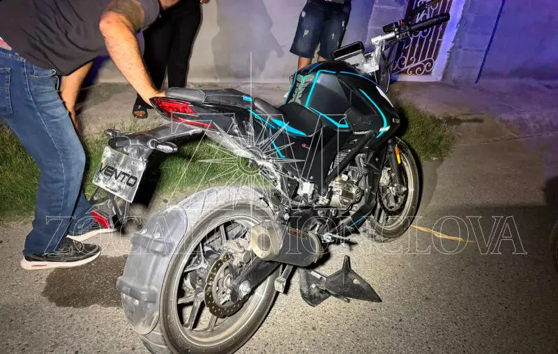 Rápidamente acudieron paramédicos y elementos municipales después de que vecinos reportaran el accidente durante la medianoche.