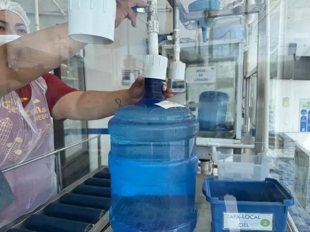María Contreras, empleada del comercio, comentó que en un día sin calor se venden 60 garrafones, mientras que al aumentar el calor la cifra sube a más de 100 botellones, que son esterilizados y llenados al día.