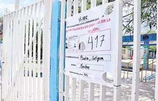 Capacitadores electorales del Instituto Nacional Electoral ya empezaron a colocar avisos de localización de casillas en el exterior de domicilios
