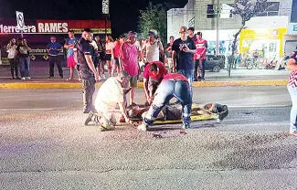 Un motociclista terminó lesionado la noche de ayer, tras ser embestido por un automóvil en calles de la colonia Ferrocarril, en Ciudad Frontera.