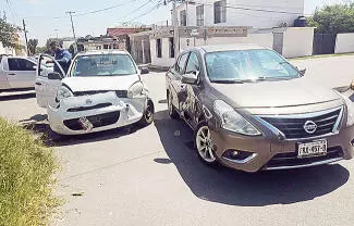 Cuantiosos daños materiales en dos vehículos dejó un potente choque que se registró la mañana de ayer en calles de la colonia Tecnológico.