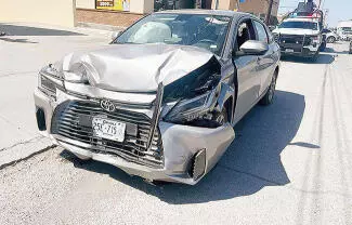 Pérdida total de un automóvil último modelo y daños materiales en una camioneta fue el saldo que dejó un choque.