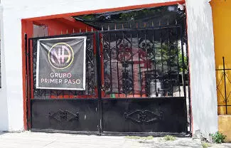 Frente a una de las entradas a la Escuela Primaria Julia Cantú, funciona un anexo denominado “Grupo Primer Paso”, lo que ha generado inconformida