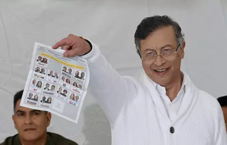  El mandatario marcó su voto en la papeleta y la mostró a la prensa antes de depositarla en la urna.