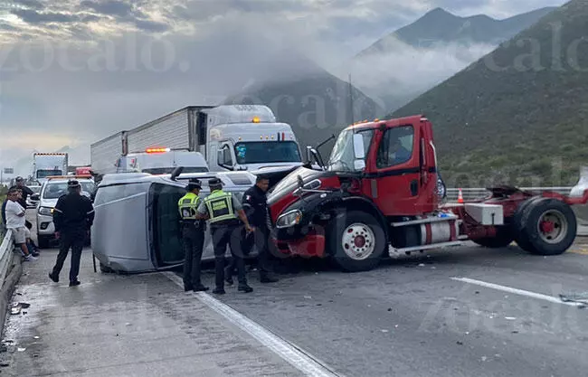 Fuerte accidente entre camioneta y tractocamión bloquea circulación de la autopista Monterrey-Saltillo