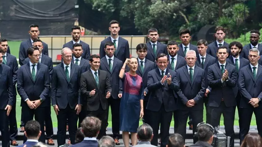 La Presidenta, junto a Javier 'Vasco' Aguirre y los 26 seleccionados nacionales se tomaron la foto previo al inicio de la justa mundialista el próxim