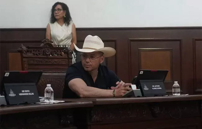 Se negaba a retirarse para que legislador suplente asuma funciones